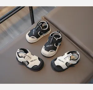Vue rapprochée de sandales pour bébés montrant les coutures et les détails ABCMLX