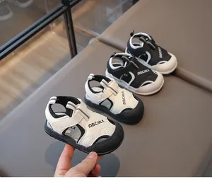 Vue détaillée de sandales de marche pour bébé respirantes avec embout de protection