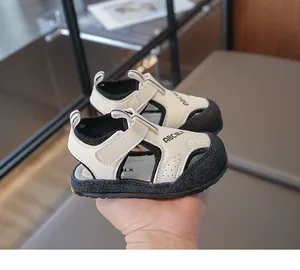 Gros plan de sandales pour bébé avec design respirant et bout protecteur