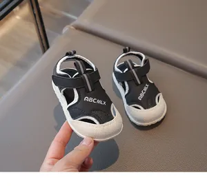 Vue détaillée de sandales pour bébé noires et blanches avec un bout fermé protecteur