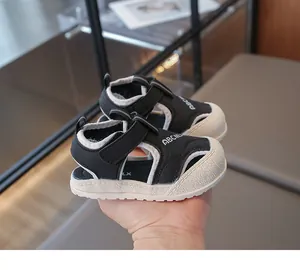 Détail de sandales de marche pour bébé noires respirantes avec embout fermé protecteur