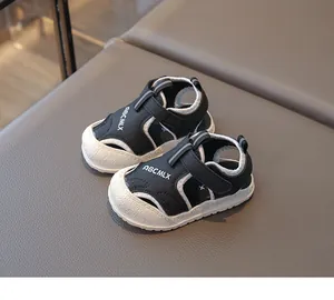 Sandales fonctionnelles noir et blanc pour bébés avec bout fermé pour petits garçons
