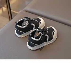 Gros plan détaillé de sandales de marche pour bébés respirantes arborant un style noir et blanc