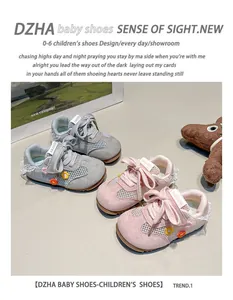 Vue détaillée de baskets antidérapantes pour tout-petits en rose et gris avec fleurs décoratives
