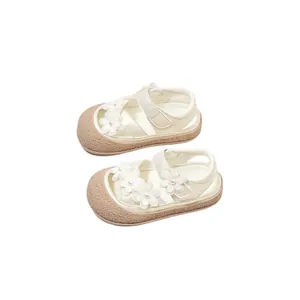 Dolci sandali color crema per neonata con fiori e suole morbide antiscivolo per i primi passi