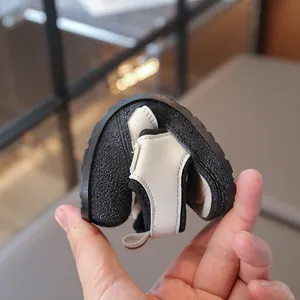 Sandales souples pour bébé crème et noir, pour apprendre à marcher.