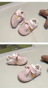 Vues détaillées montrant des baskets en maille rose pour fillettes avec motifs floraux