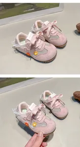 Vue détaillée des baskets roses en maille respirante pour fillettes avec petits fleurs