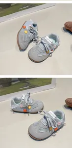 Vue détaillée en gros plan des baskets grises pour filles avec fleurs et dentelle