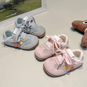 Baskets en maille respirante pour bébés filles avec fleurs mignonnes et dentelle.