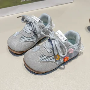 Baskets GAT enfant grises avec mesh respirant broderie florale et semelles antidérapantes