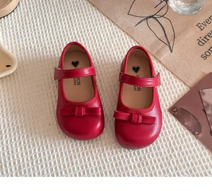 Vue détaillée de chaussures de princesse rouges pour filles avec nœud et semelle souple