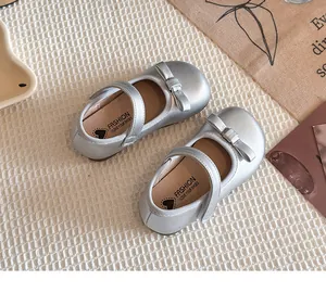 Chaussures Mary Jane argentées pour filles avec nœud et semelle souple confortable.