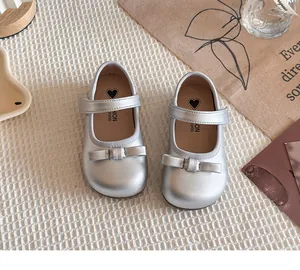 Chaussures babies argentées pour filles, style princesse avec nœud et semelle souple.