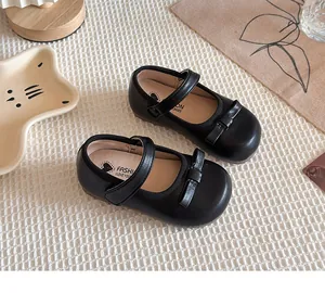 Vue détaillée des chaussures Mary Jane en cuir noir pour filles avec nœud mignon