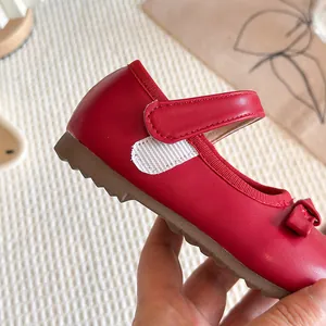Chaussures Mary Jane rouges classiques pour filles avec semelle souple et antidérapante.