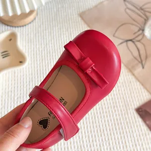 Chaussures Mary Jane en cuir rouge pour filles avec nœud et semelle très souple.