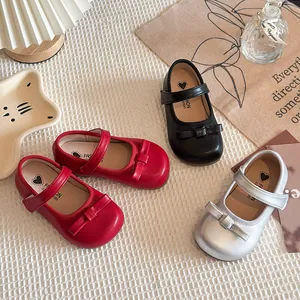 Chaussures de princesse Mary Jane pour filles avec nœud en rouge, noir et argent.
