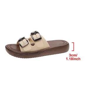 Detail der 3 cm dicken Plateausohle einer modischen Damen-Sandalette mit Herzschnalle