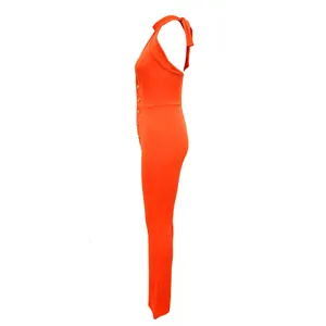 Zijaanzicht van een feloranje nauwsluitende jumpsuit met halternek en open rug.