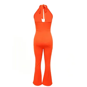 Gedetailleerd achteraanzicht van een oranje halter jumpsuit met open rug en uitlopende pijpen
