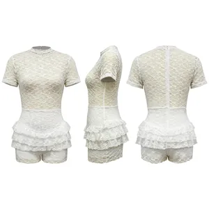 Viste dettagliate frontale laterale e posteriore dell'elegante tutina in pizzo bianco da donna