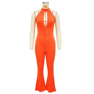 Detail van een oranje halter jumpsuit met knopen en wijd uitlopende broekspijpen