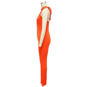 Zijprofiel detail van een levendige oranje halterloze backless slim fit jumpsuit dames