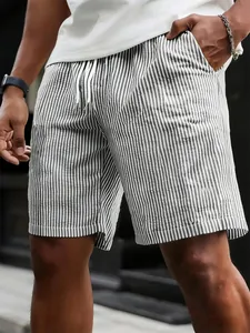 Nahaufnahme von Herren-Freizeitshorts mit schwarz-weißen Streifen und weißem Kordelzug