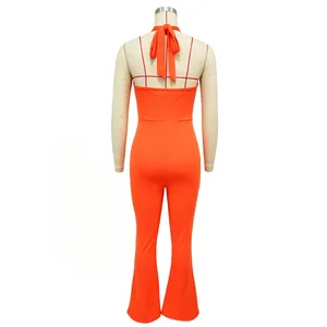 Achteraanzicht van een feloranje nauwsluitende jumpsuit met open rug op een paspop.