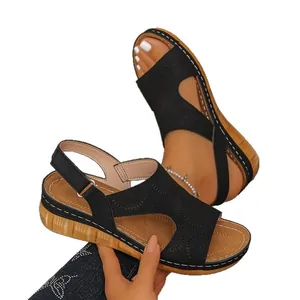 Sandali con zeppa neri da donna con design traforato e cuciture a contrasto estive