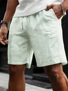 Detailansicht der gestreiften Herren-Freizeitshorts mit verstellbarem Kordelzug am Bund