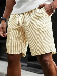 Detailansicht der gelb gestreiften Herren-Shorts mit Kordelzug und Texturstoff