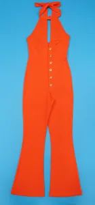 Levendige oranje jumpsuit met halternek, gouden knopen en uitlopende broekspijpen