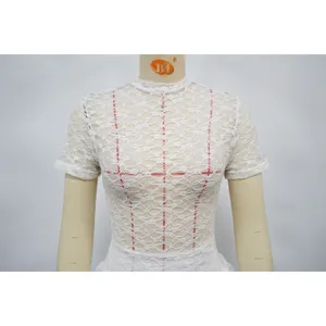 Dettaglio di un sexy body in pizzo bianco trasparente con intricati motivi floreali