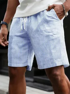 Detailansicht der blau-weiß gestreiften Herrenshorts mit Kordelzug für den Sommer