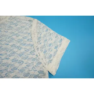 Dettaglio ravvicinato dell'intricata trama in pizzo bianco di una tutina sexy trasparente