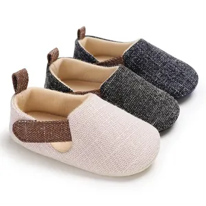 Primer plano de tres pares de zapatos de tela tejida para bebés en varios colores