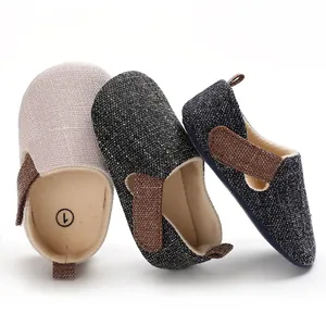 Detalle de tres estilos de zapatos para caminar de bebé antideslizantes con cierres de velcro