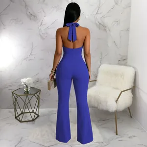 Achteraanzicht van een stijlvolle koningsblauwe halterloze jumpsuit met uitlopende broekspijpen
