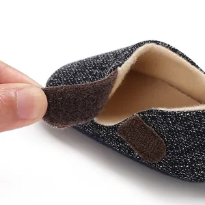 Primer plano del cierre de velcro ajustable en el detalle de un zapato para bebé
