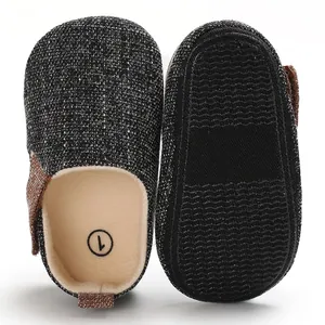 Vista detallada de zapatos para bebés con suelas de silicona antideslizantes y tela texturizada