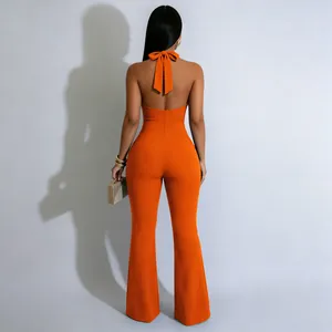 Sexy oranje jumpsuit met open rug en halternek, slanke pasvorm en elegante uitlopende pijpen