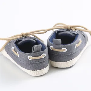 Vista posteriore dettagliata di scarpe in tela per neonati grigie con suole morbide