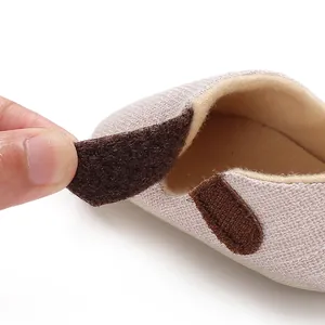 Detalle macro de la correa de velcro ajustable en zapatos de caminar para bebés