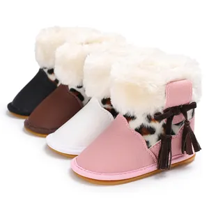 Detail von Baby-Schneestiefeln mit Leopardenmuster und Kunstfellfutter in mehreren Farben