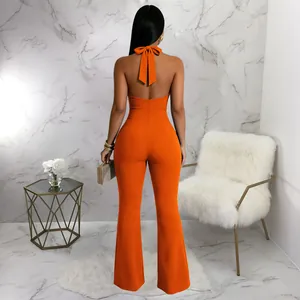 Gedetailleerd achteraanzicht van een elegante oranje halter jumpsuit met open rug