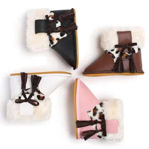 Detailansicht mehrfarbiger Babystiefel mit Gummisohle und kuscheligem Kunstpelz