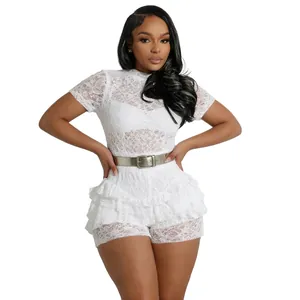 Vista dettagliata di una tutina sexy in pizzo bianco da donna con orlo a balze e cintura