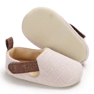Vista detallada de zapatos para caminar de bebé con suela antideslizante y correa